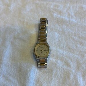 Seiko Gold and Silver Watch Crystal has scratches Needs Battery